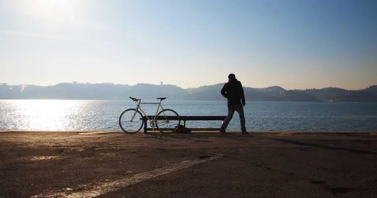 person filling USA visa DS-160 application form online